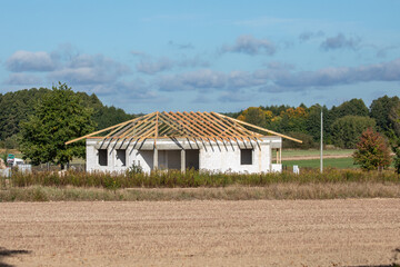 Budowa domu jednorodzinnego. Budowa domu z poddaszem użytkowym. Budowa domu. Polskie Prawo Budowlane. Budownictwo . © Leszek Szelest