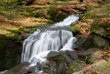 Langzeitbelichtung eines Wasserfalls im Wald