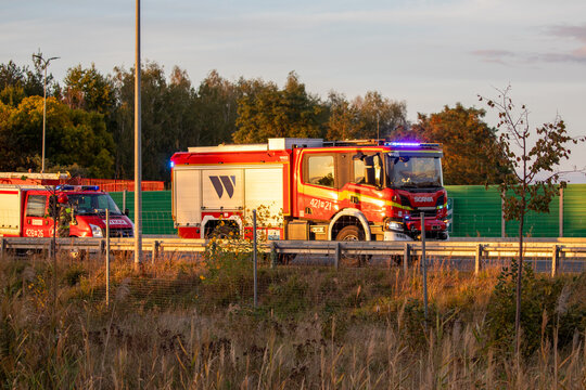 Polska, Garwolin - 29 września 2024: Samoch&oacute;d ciężarowy straży pożarnej podczas akcji ratunkowej przy wypadku samochodowym. Straż ogniowa. Państwowa Straż Pożarna