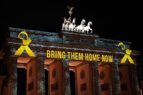 W&auml;hrend des Festivals of Lights wird das Brandenburger Tor am 07.10.2024 in Solidarit&auml;t mit Israel beleuchtet, Berlin, 07.10.2024