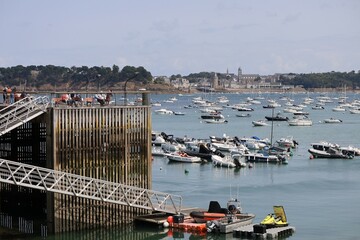 Le port de plaisance, sur l'estuaire de la rivière Rance, ville de Dinard, département d'Ille et Vilaine, Bretagne, France