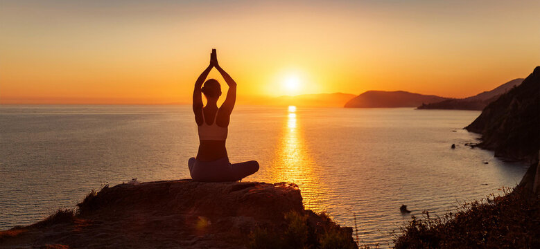 Yoga - saluto al sole davanti al sole