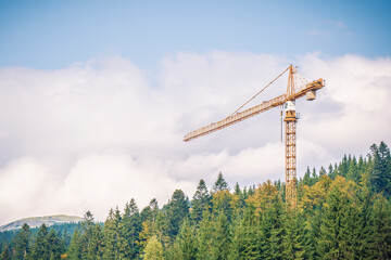 Obraz premium a large yellow construction crane