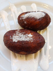 Postre tradicional en Guatemala, hecho de plátano maduro relleno de frijoles, acompañado de azúcar y crema llamado 