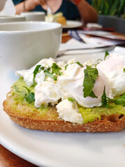 Tostada de Aguacate y queso crema bajo en grasa. Concepto de comida saludable.