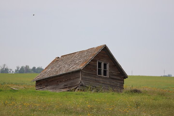 Obraz premium long abandoned derelict farm house collapsing on itself