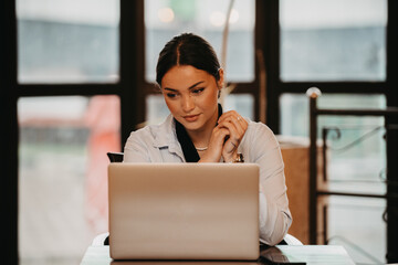  Latina businesswoman confidently leads business meeting over coffee.