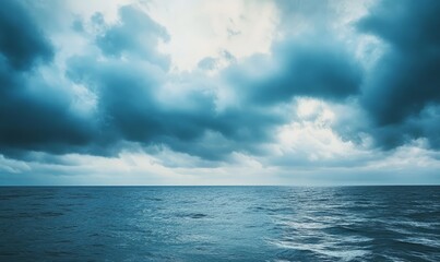 Fototapeta premium Grey clouds and ocean horizon
