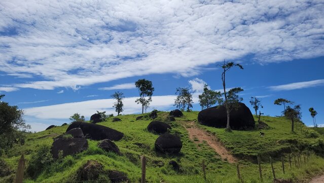 Cielo azul en las monta&ntilde;as de la regi&oacute;n andina en Colombia.