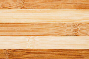 Superficie de una tabla de madera con franjas claras y oscuras, textura