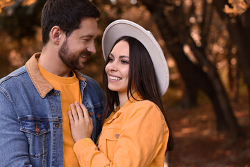 Obraz premium Beautiful couple in park on autumn day