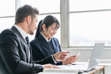 学校・塾でスマホのアプリを使って勉強する中学生・高校生と欧米人の先生・塾講師
