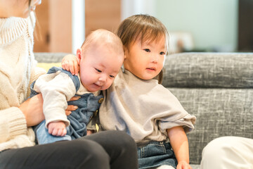 キッズスペースで遊ぶ親子・ママ友・子供（幼児）
