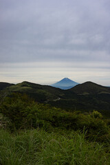 Fototapeta premium 静岡県伊豆市から見た初夏の富士山