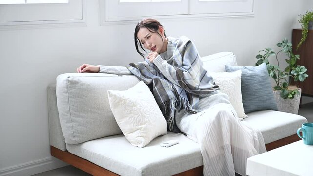 自宅で風邪や発熱で喉の痛み、体調不良で具合の悪い、咳込む女性の動画