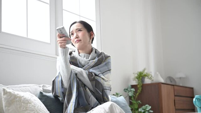冬のエアコンの調整が難しい女性　気になる電気料金や寒い部屋の動画