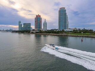 Obraz premium Jet boat coming through channel harbour in South Pointe, Miami, Florida, United States.