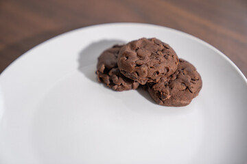 plato con galletas de chocolate con espacio para texto