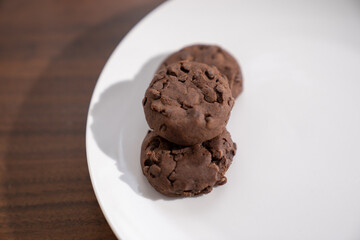 plato de galletas de chocolate sin azúcar