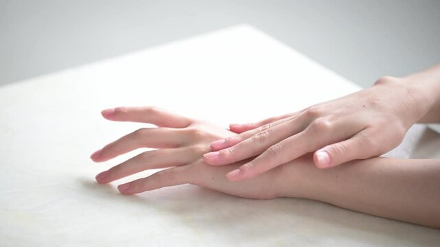 冬の手荒れや乾燥に使えそうなクリームを塗る手のイメージの動画