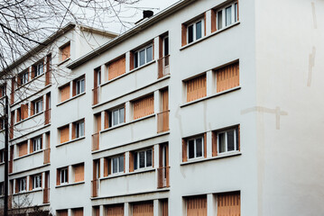 Fototapeta premium Vieil immeuble résidentiel. Ancien bâtiment de logements à loyer modéré. Logements sociaux et populaires