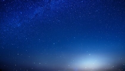 Fototapeta premium ロイヤルブルーの夜空 星空 夜空 宇宙 天の川 青 夜光 星明かり 輝き 天体 無限 夢 幻想的 静寂 深い空 銀河 星空観測 星空撮影 夜景 青いグラデーション 宇宙空間