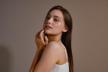 若い欧米人女性のスタイリッシュな美容イメージ