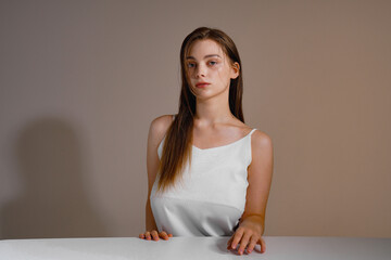 若い欧米人女性のスタイリッシュな美容イメージ