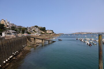 Le littoral le long de l'estuaire de la rivière Rance, ville de Dinard, département d'Ille et Vilaine, Bretagne, France