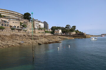 Le littoral le long de l'estuaire de la rivière Rance, ville de Dinard, département d'Ille et...