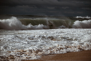 Welle bricht am die Küste