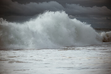 Riesen Brandung an der Küste. Ozeanwasser. Naturgewalt
