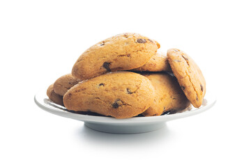 Biscotti frollini con gocce di cioccolato. Chocolate cookies on plate  isolated on white background.