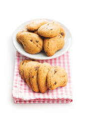 Biscotti frollini con gocce di cioccolato. Chocolate cookies on plate  isolated on white background.