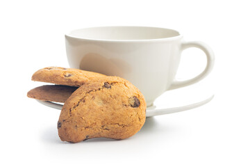 Biscotti frollini con gocce di cioccolato. Chocolate cookies on coffee cup  isolated on white background.