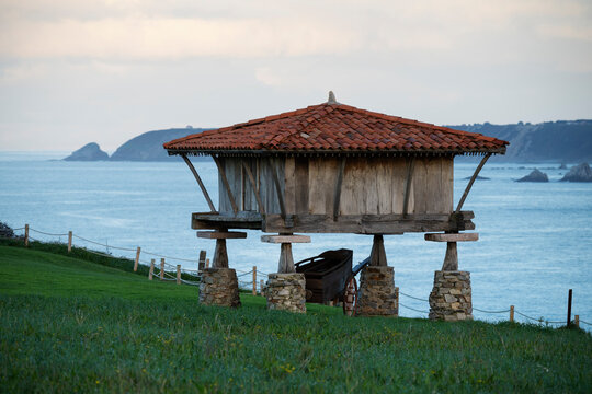 Horreo de la Regalina granary, Punte de Cuerno, Asturias, Spain