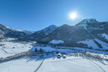 Blick ins winterlich verschneite Ostrachtal im Oberallgäu an einem wolkenlosen Tag im Januar