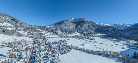 Blick ins winterlich verschneite Ostrachtal im Oberallgäu an einem wolkenlosen Tag im Januar