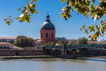 Golden sunset over Garonne river with views on the the pedestrian Saint-Pierre bridge, Place...