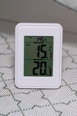 Thermometer showing indoor and outdoor degrees in Celsius