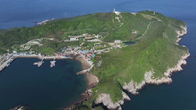 바다 한 가운데의 푸른 섬에 자리잡은 해안마을