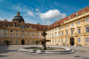 Prächtige Barockfassaden mit Brunnen im "Prälatenhof" des UNESCO-Welterbes "Stift Melk" - Inschriften retuschiert