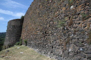 Forteresse et Château de Murol sur un socle basaltique 