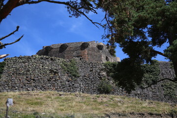 Forteresse et Château de Murol sur un socle basaltique 