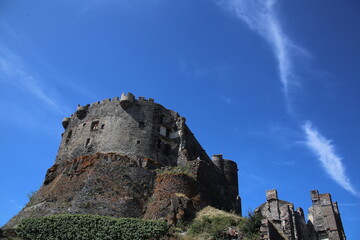 Forteresse et Château de Murol sur un socle basaltique 