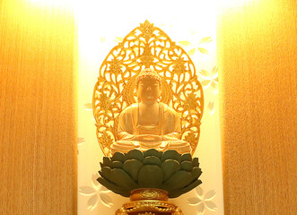 バックライトに照らされたお釈迦様の仏像下から