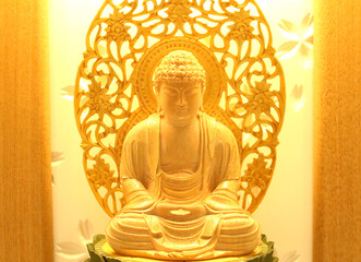 バックライトに照らされたお釈迦様の仏像正面