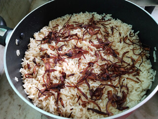 In addition, freshly cooked clay pot rice Rice pot with brown onion