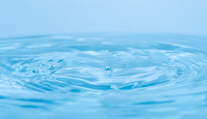 美しい水しぶき　水面と雫