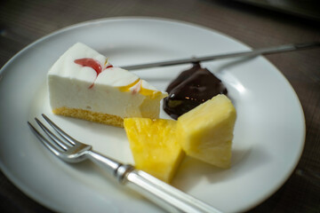 ケーキとフルーツの盛り合わせ